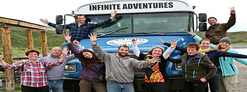 Gruppe mit Bus (c) Infinite Adventures LLC